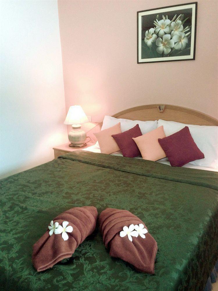 Silla Patong Hostel Bagian luar foto