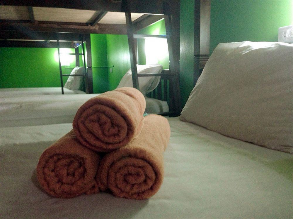Silla Patong Hostel Bagian luar foto