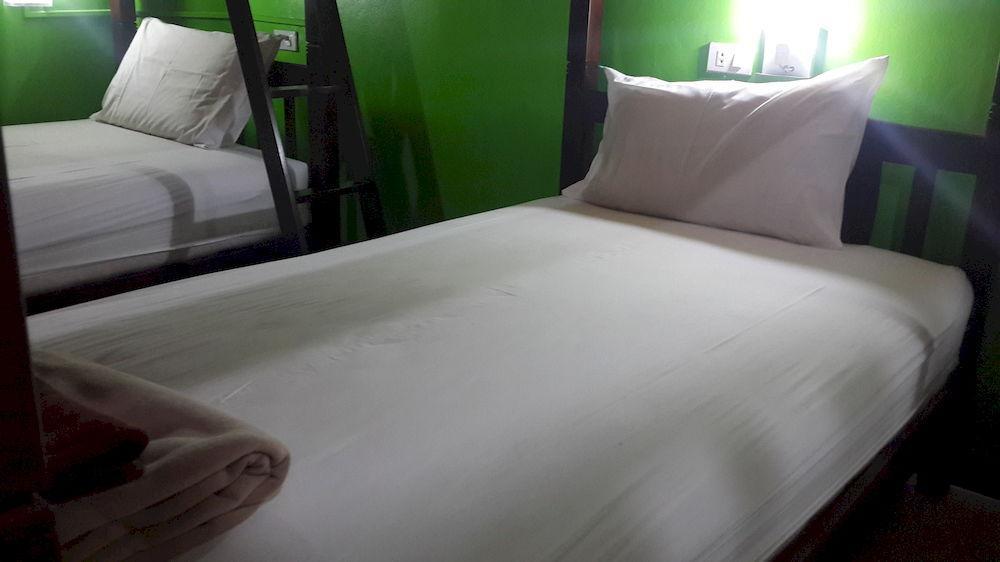 Silla Patong Hostel Bagian luar foto