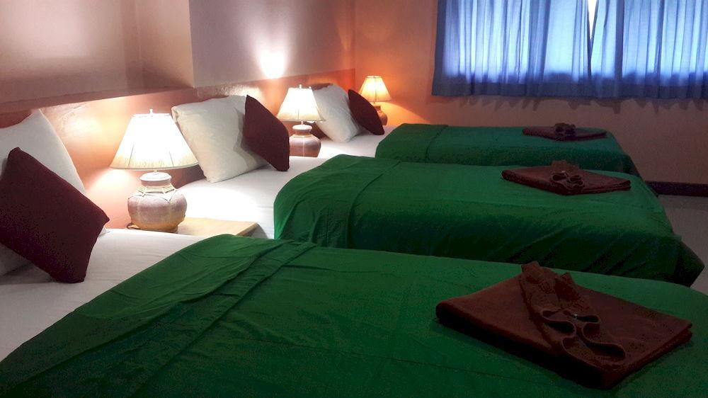 Silla Patong Hostel Bagian luar foto