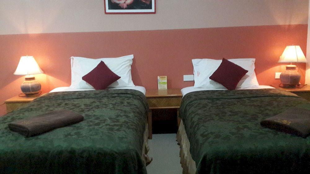 Silla Patong Hostel Bagian luar foto