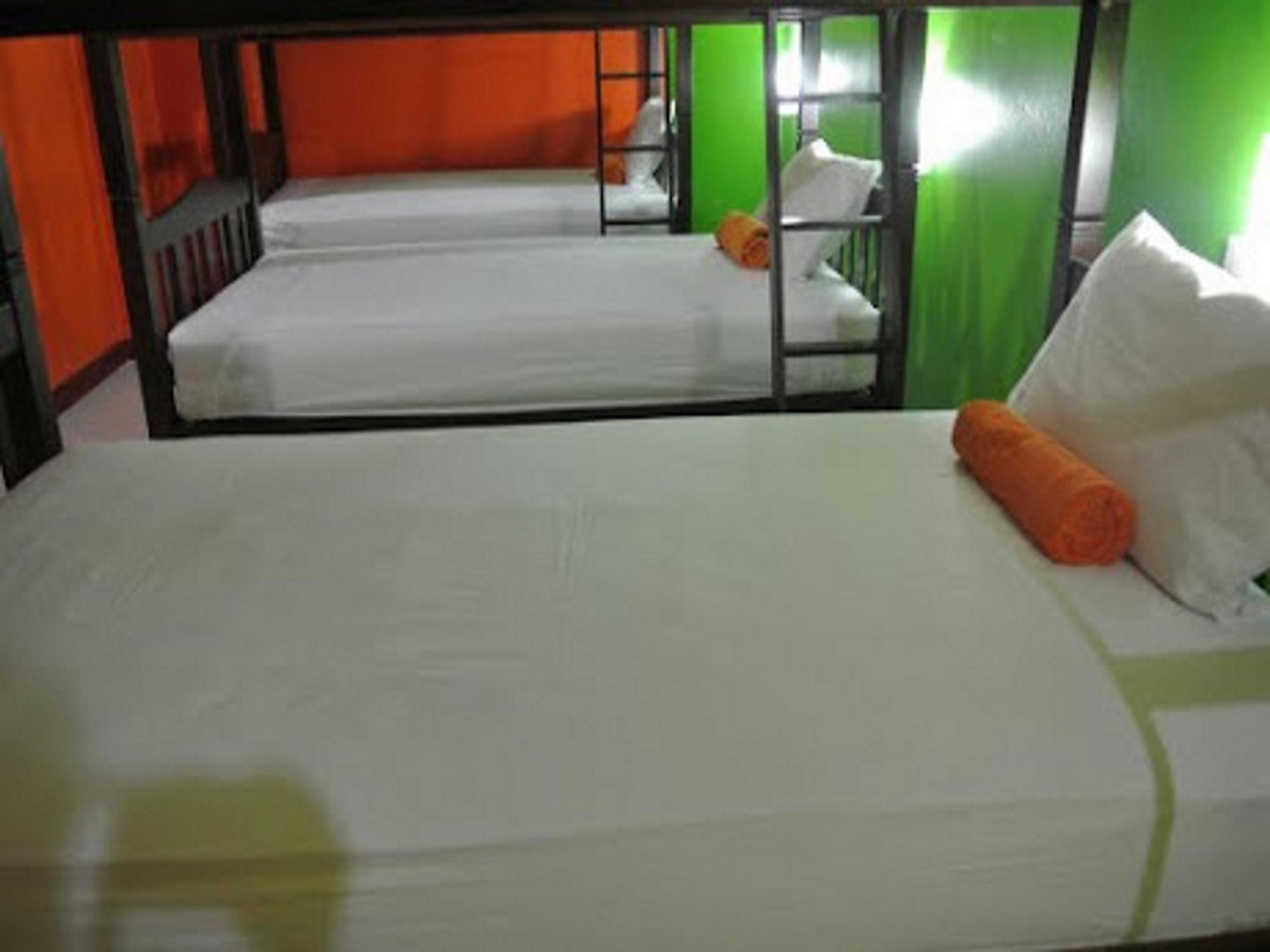 Silla Patong Hostel Bagian luar foto