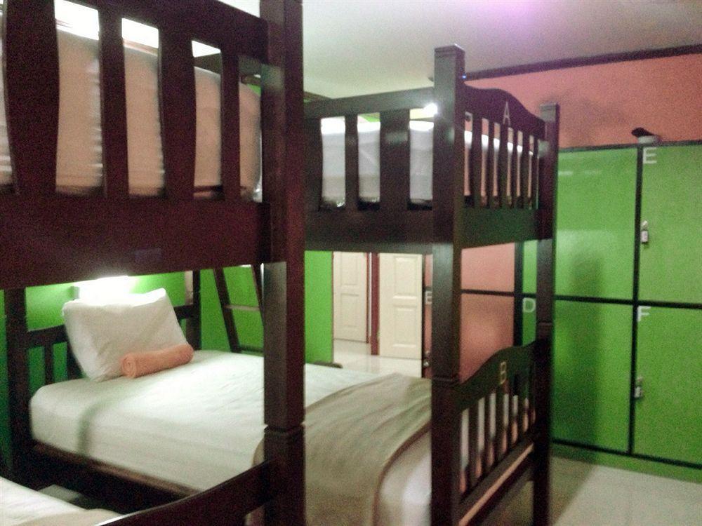 Silla Patong Hostel Bagian luar foto