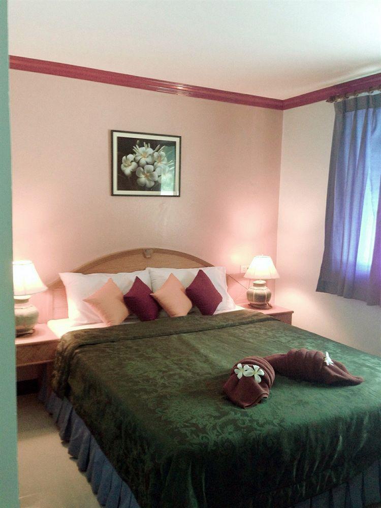 Silla Patong Hostel Bagian luar foto