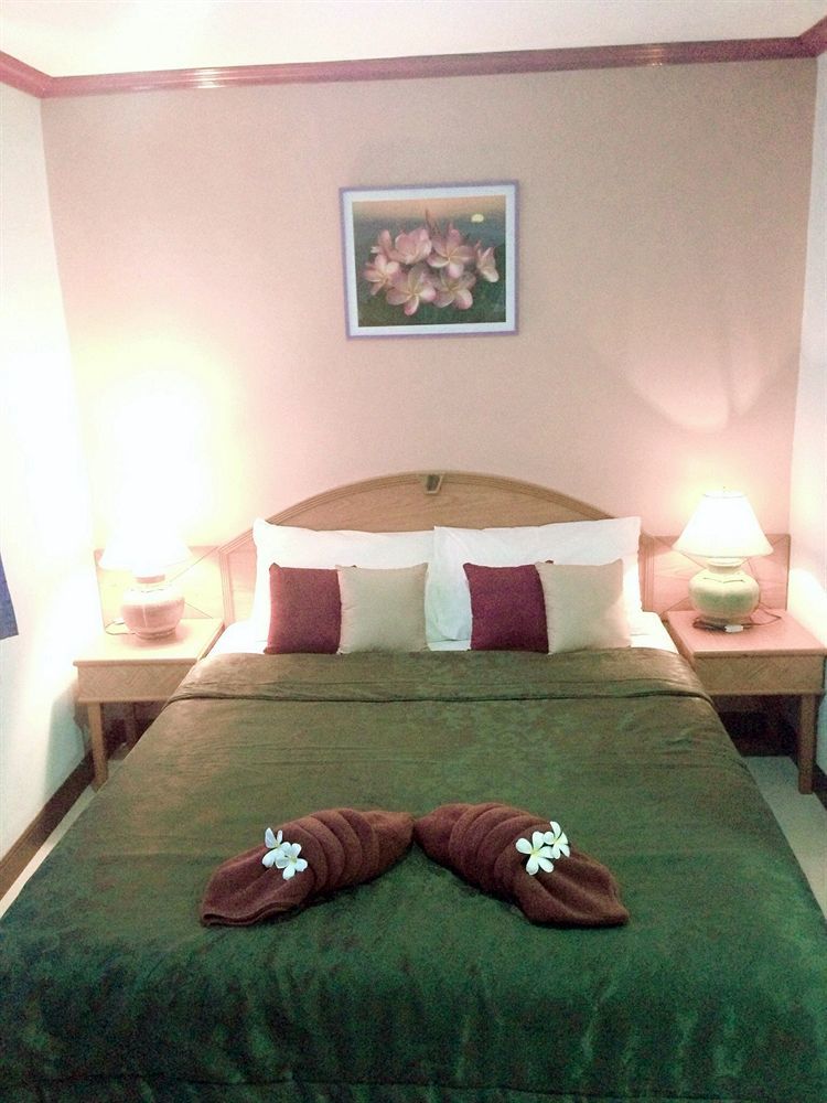 Silla Patong Hostel Bagian luar foto