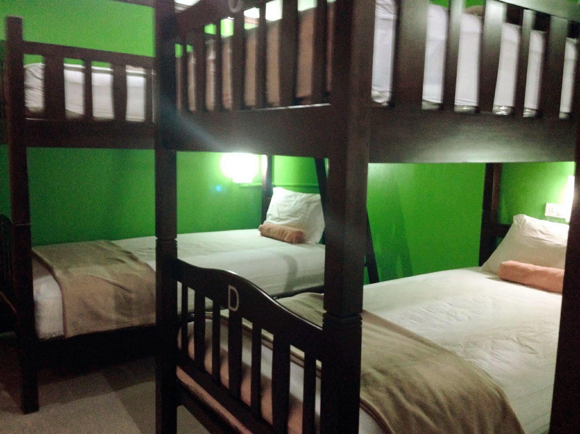 Silla Patong Hostel Bagian luar foto