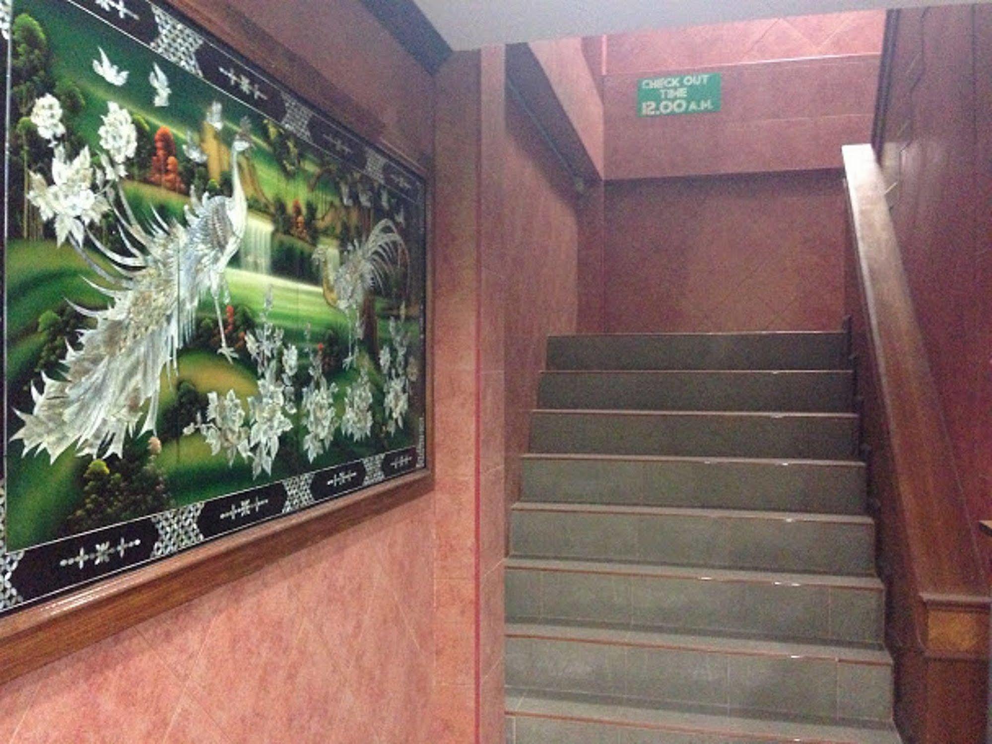 Silla Patong Hostel Bagian luar foto
