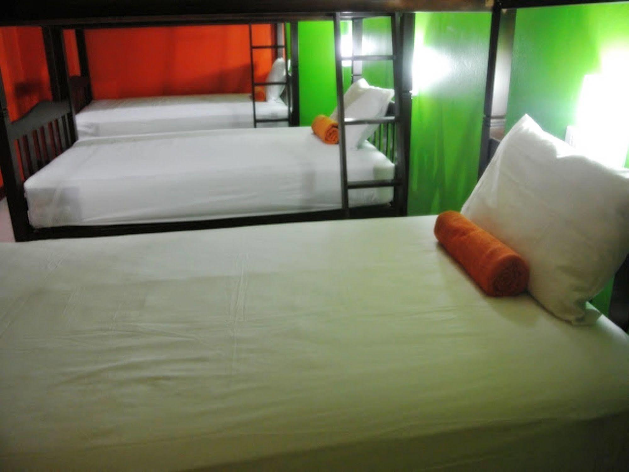 Silla Patong Hostel Bagian luar foto