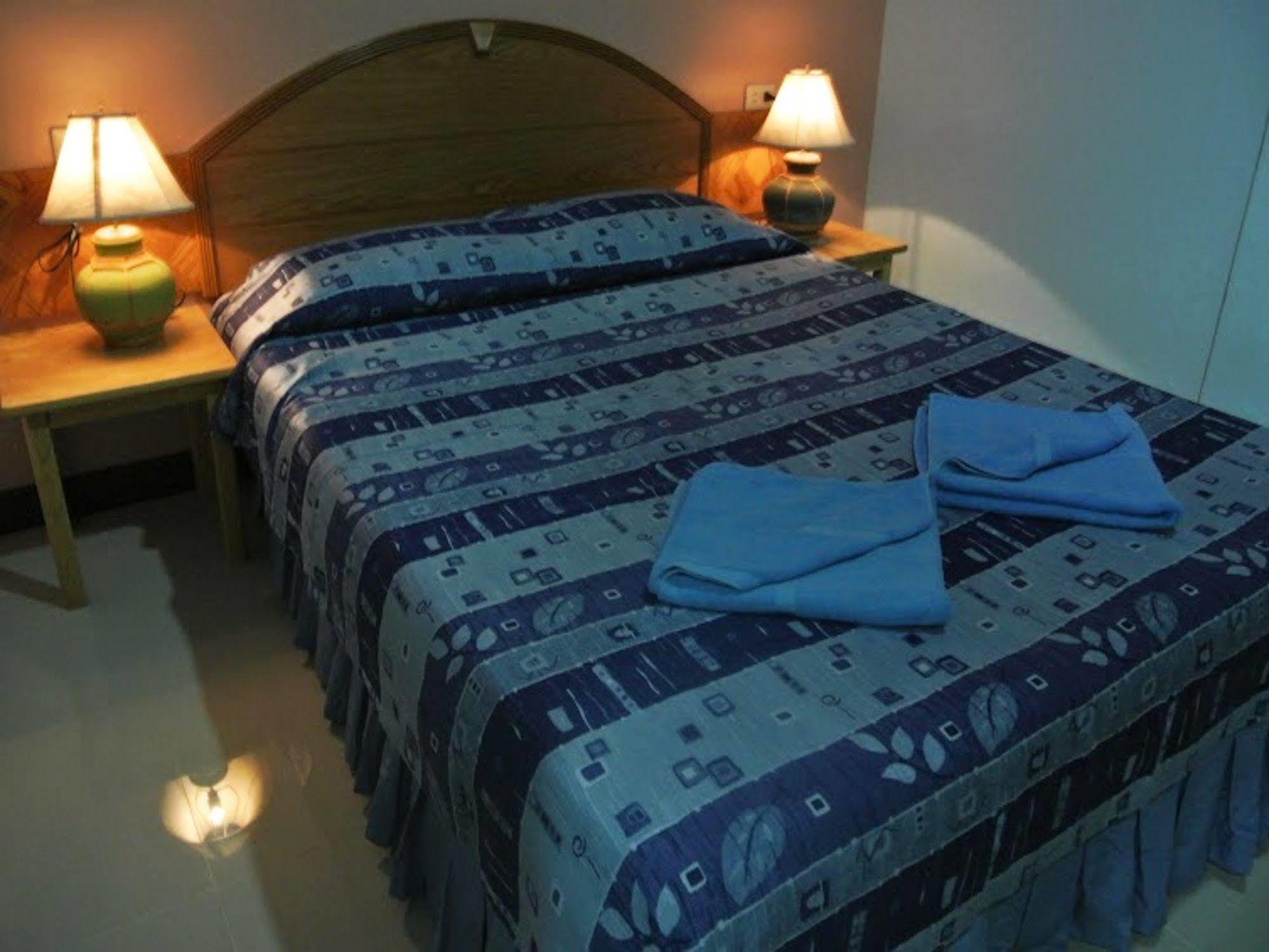 Silla Patong Hostel Bagian luar foto