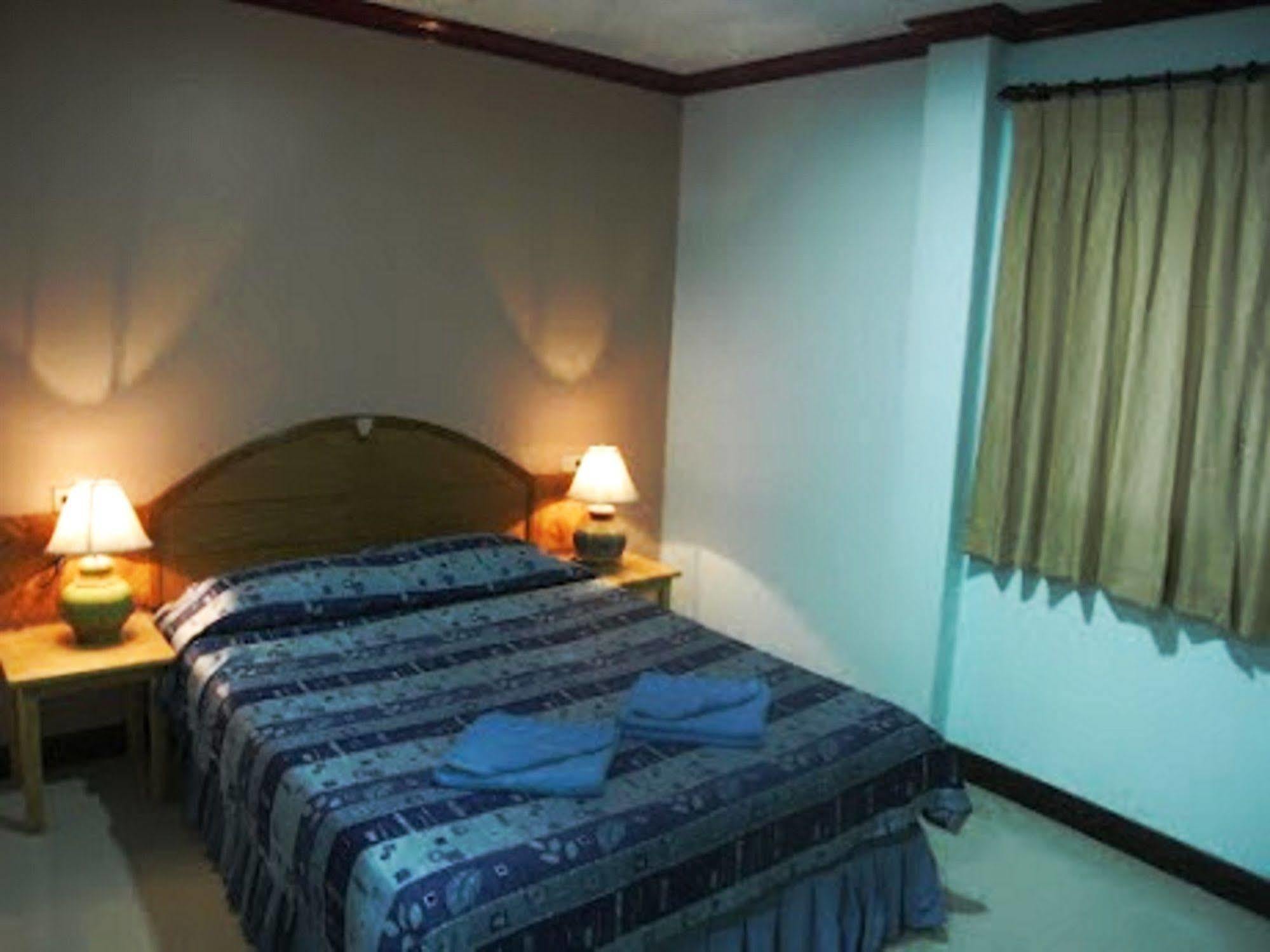 Silla Patong Hostel Bagian luar foto