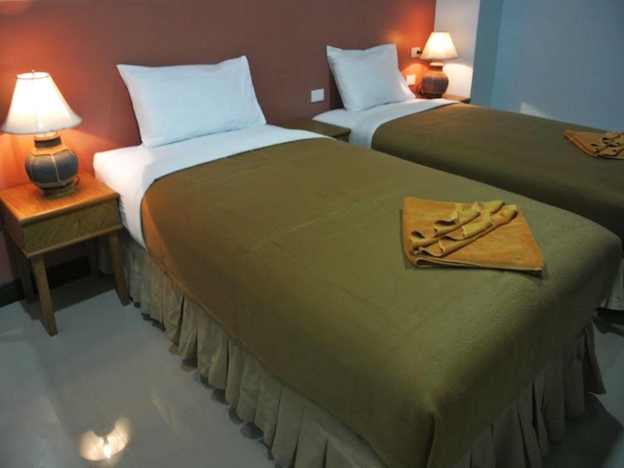 Silla Patong Hostel Bagian luar foto