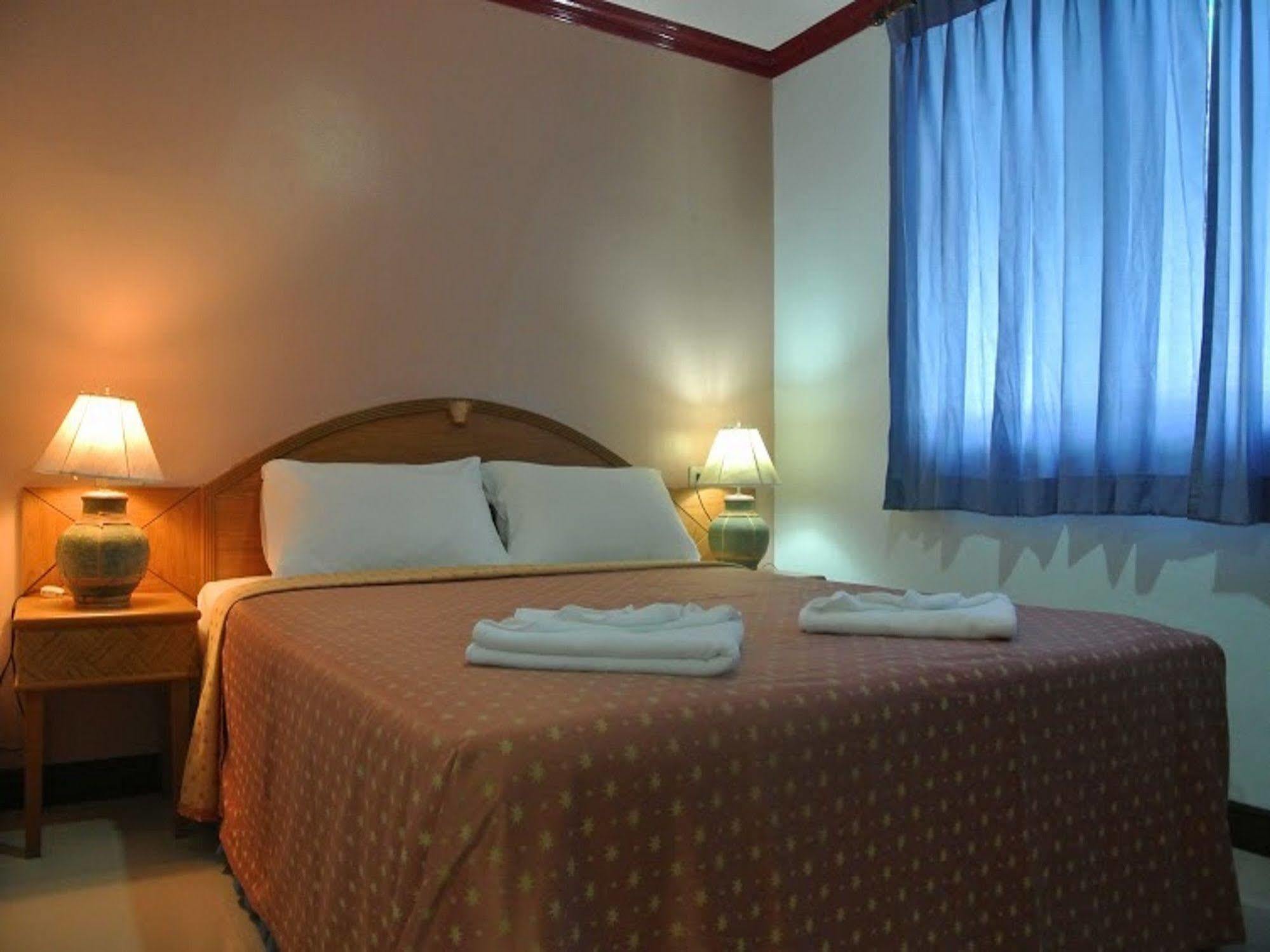 Silla Patong Hostel Bagian luar foto