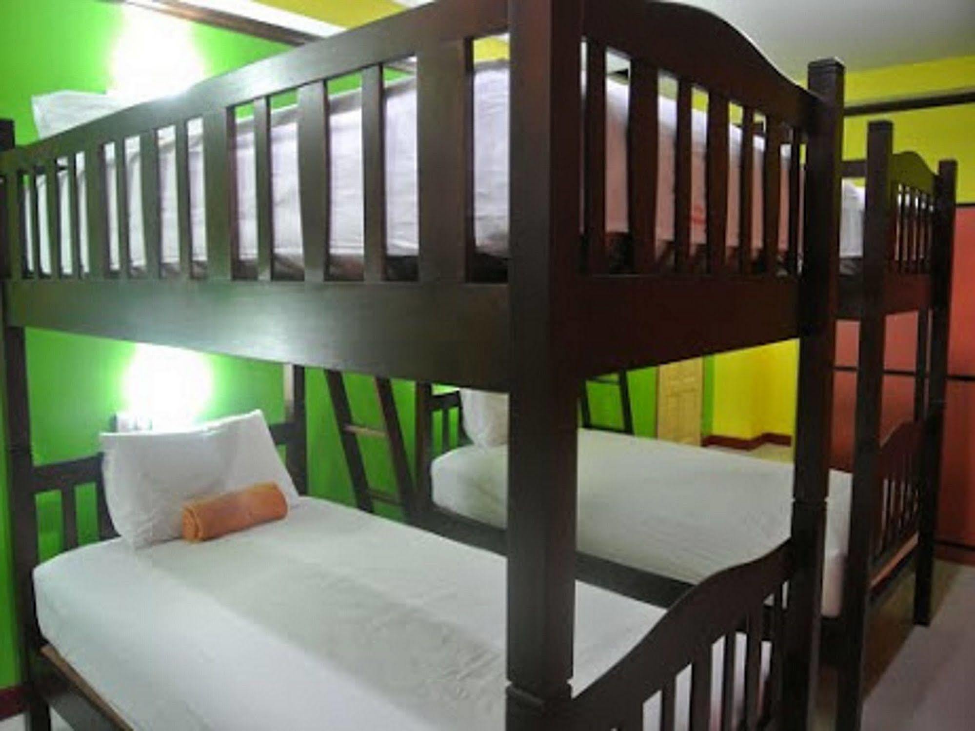 Silla Patong Hostel Bagian luar foto