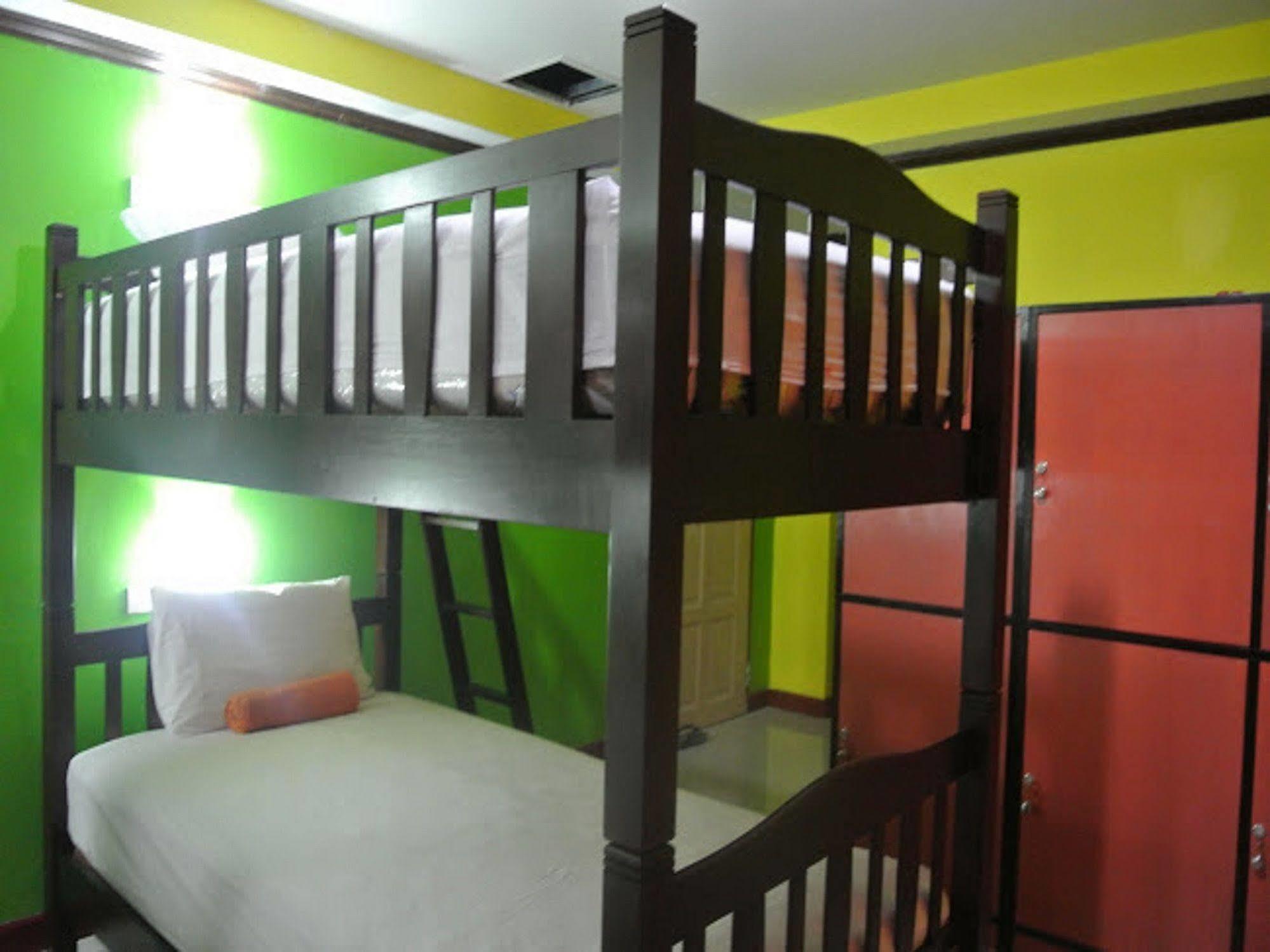 Silla Patong Hostel Bagian luar foto