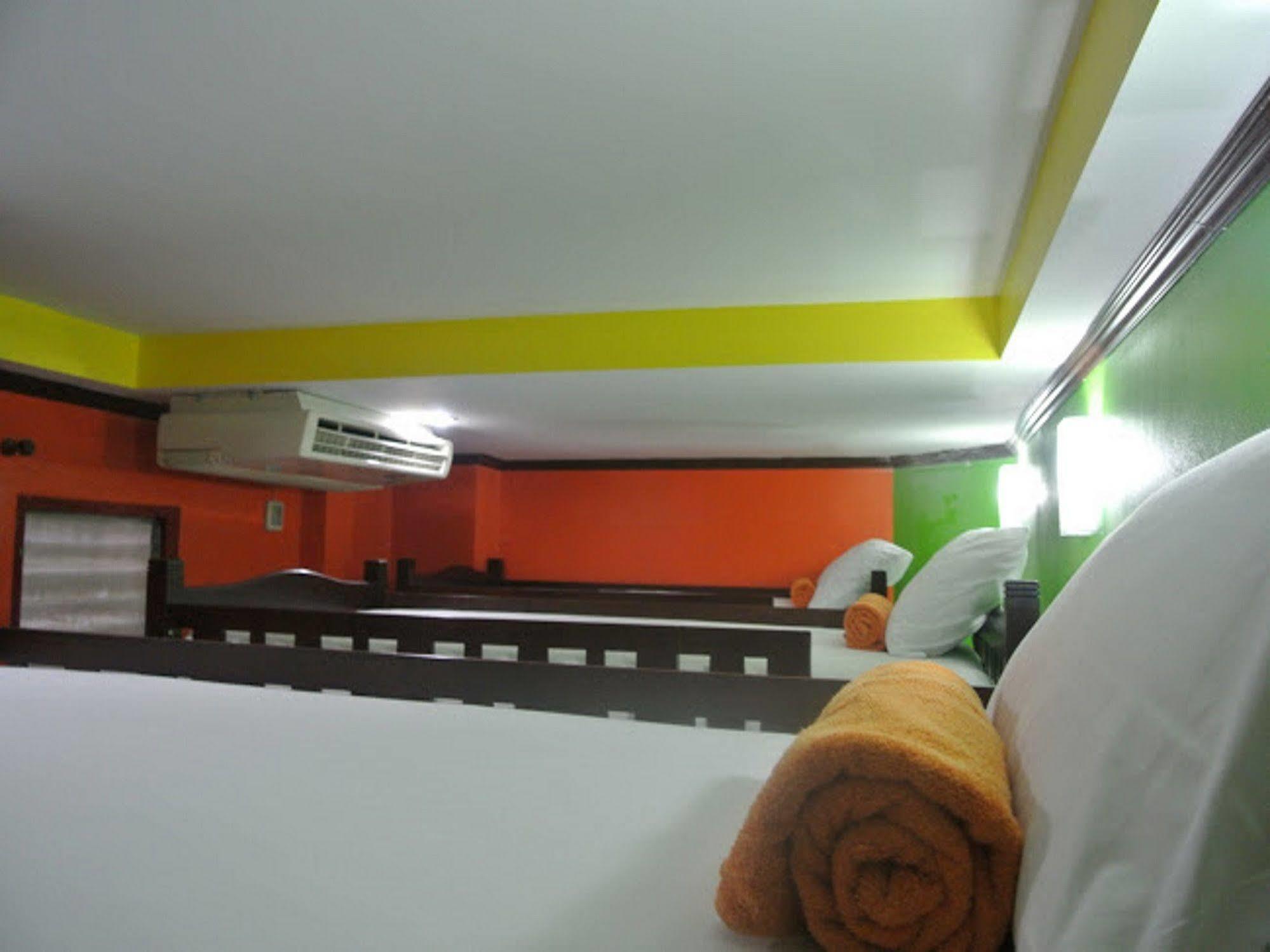 Silla Patong Hostel Bagian luar foto