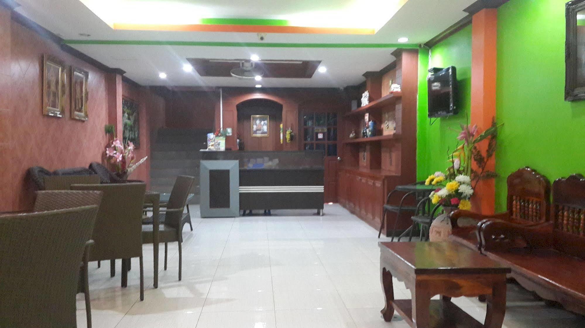 Silla Patong Hostel Bagian luar foto