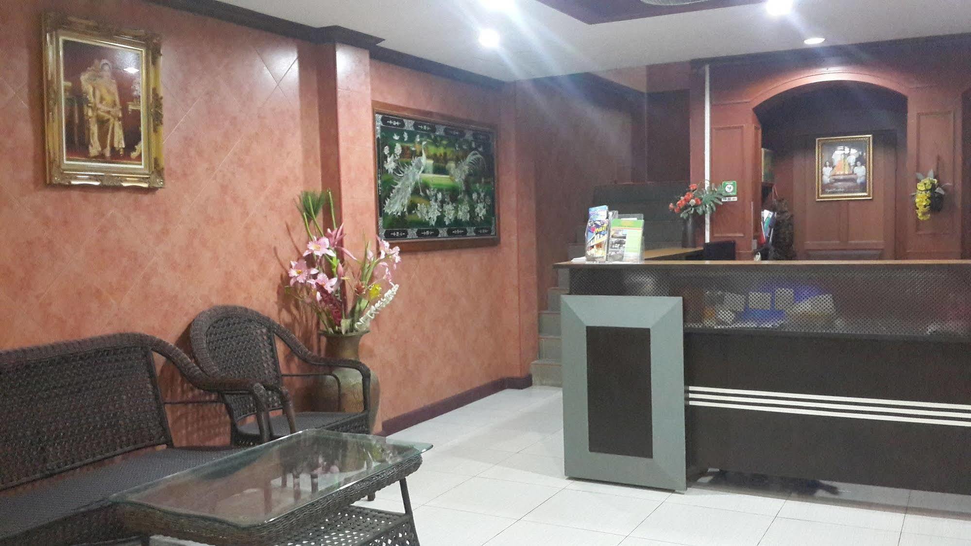 Silla Patong Hostel Bagian luar foto