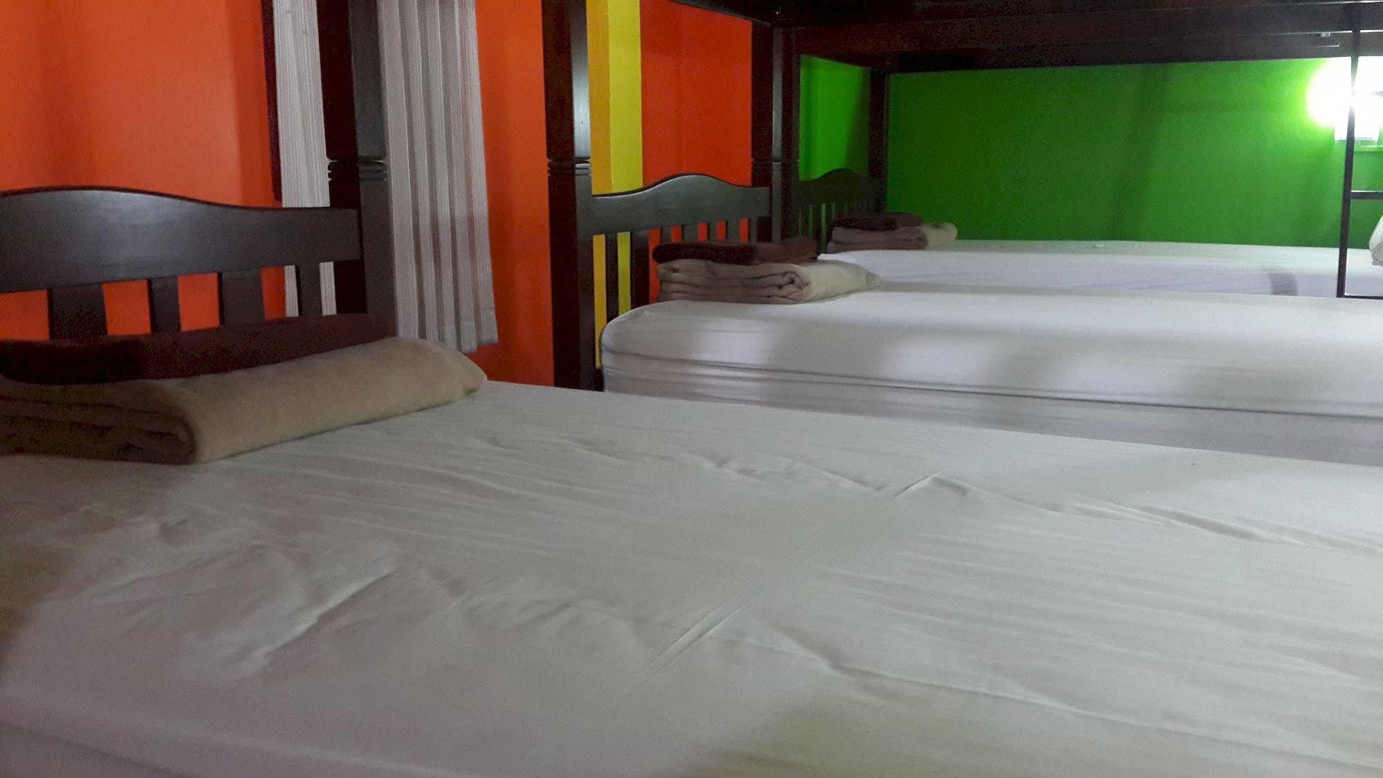 Silla Patong Hostel Bagian luar foto