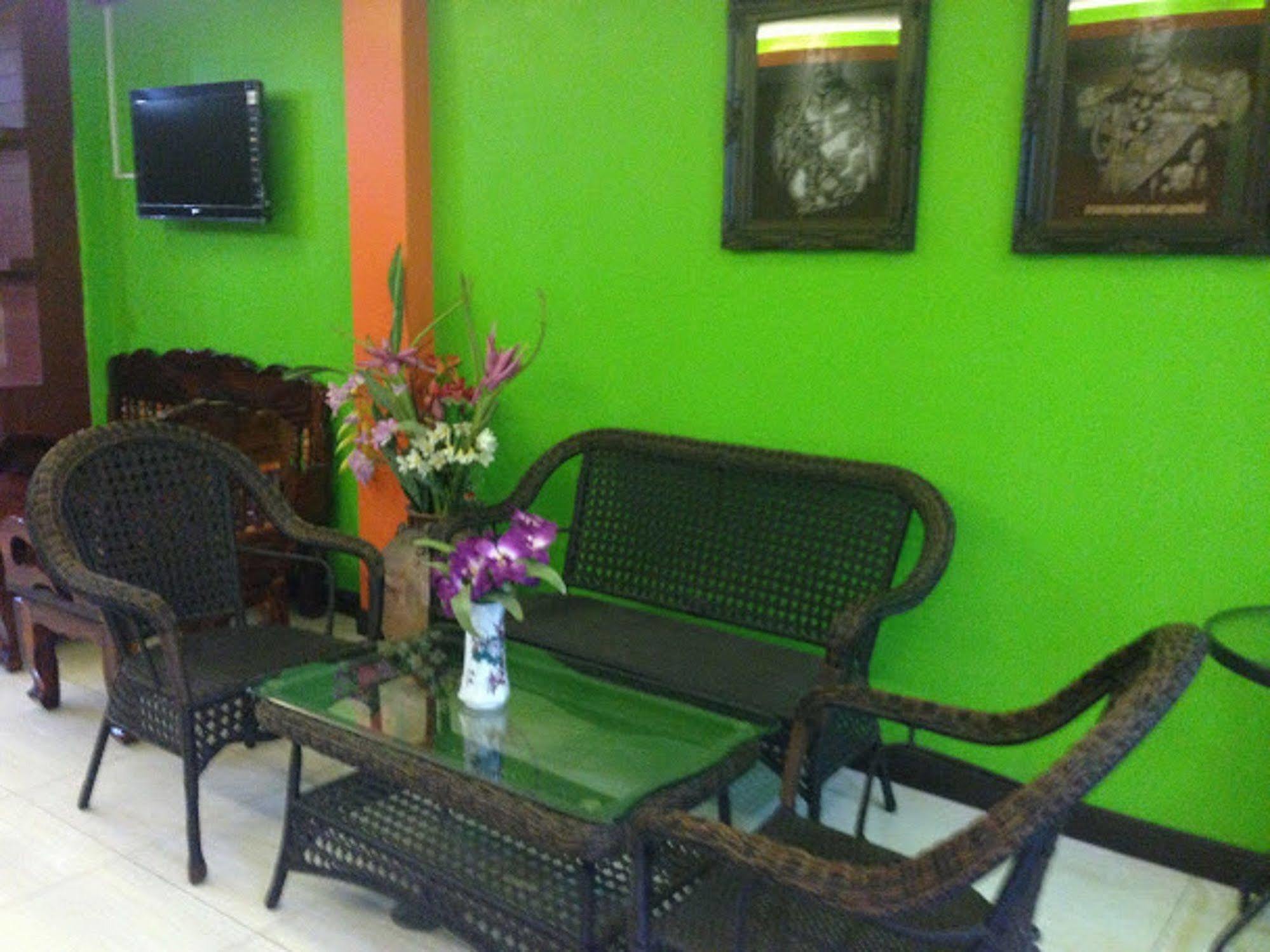 Silla Patong Hostel Bagian luar foto