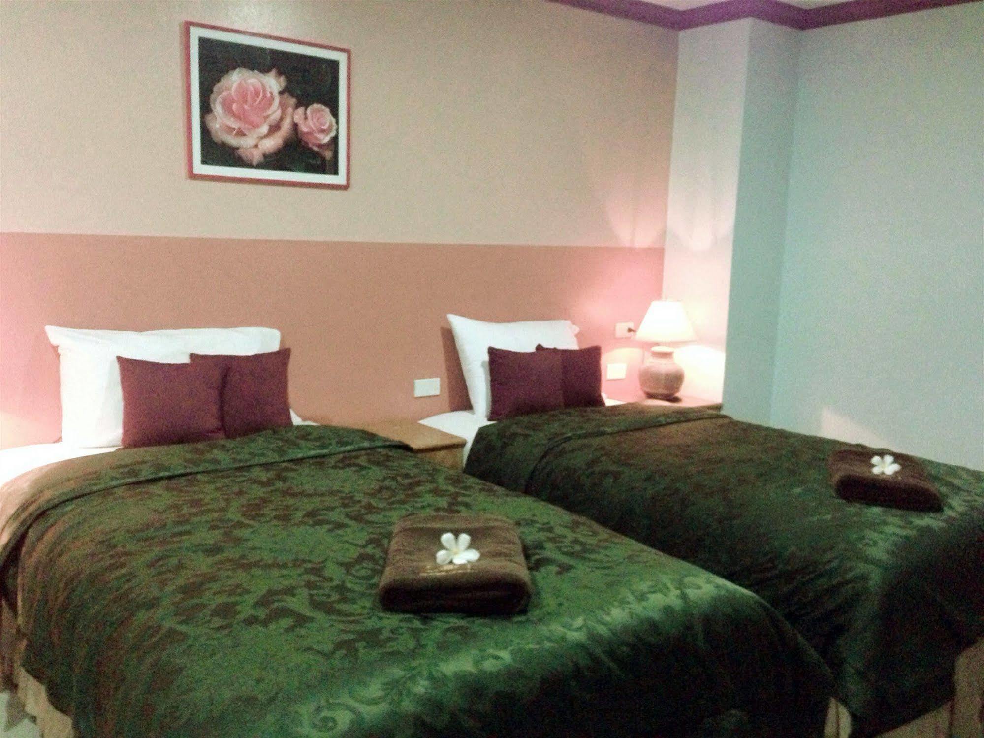 Silla Patong Hostel Bagian luar foto