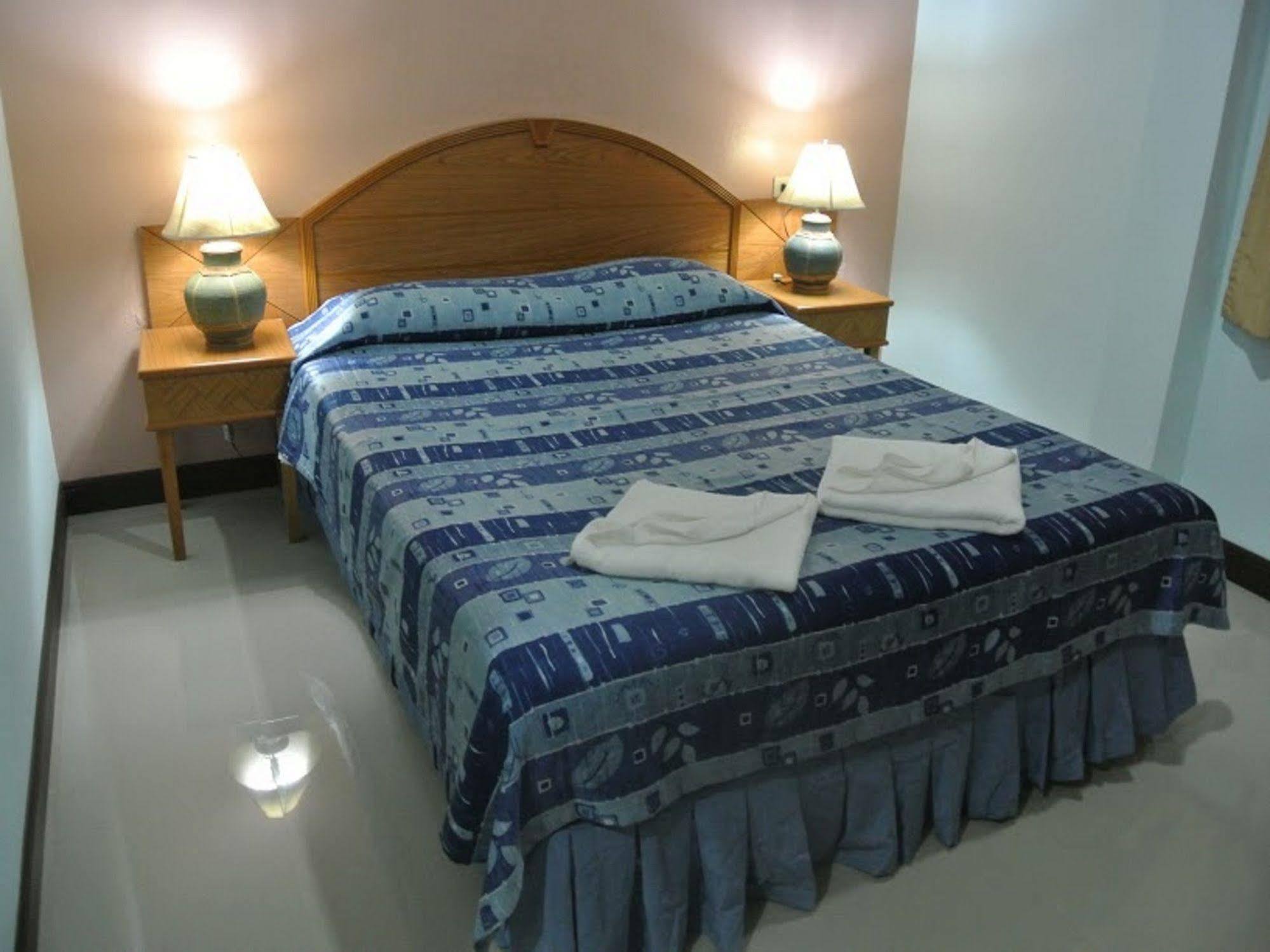 Silla Patong Hostel Bagian luar foto